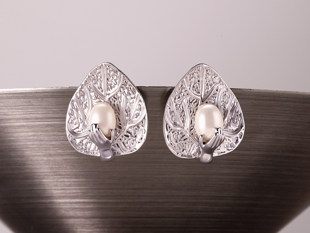 The Art of the Earring – A Guide to Material, Texture, and Everyday Wear